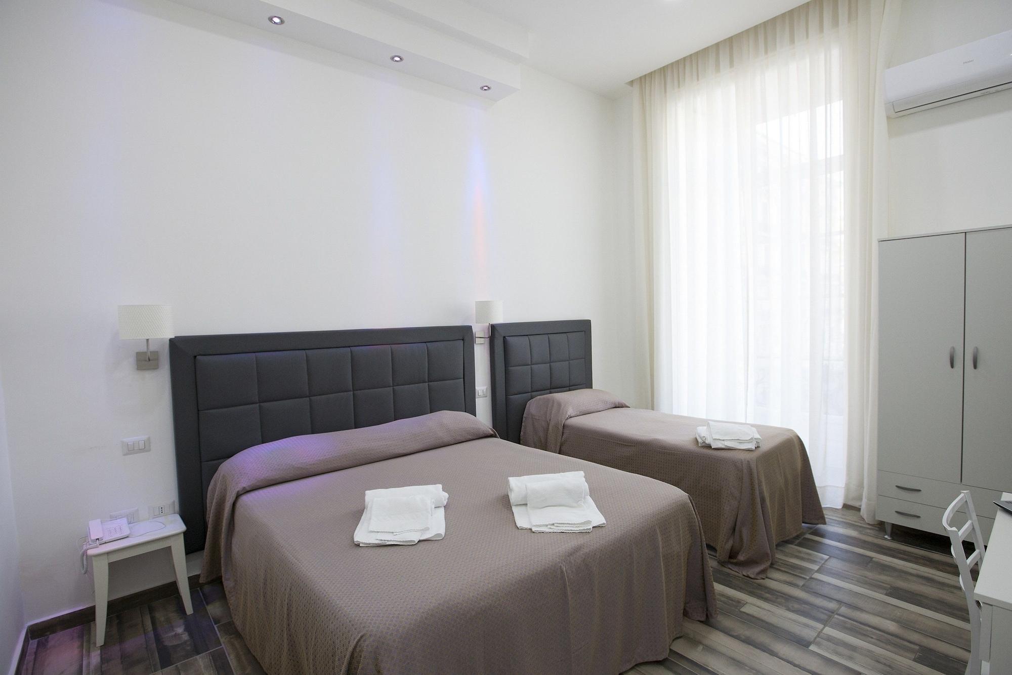 Napoli Garibaldi Square Bed and Breakfast Exteriör bild